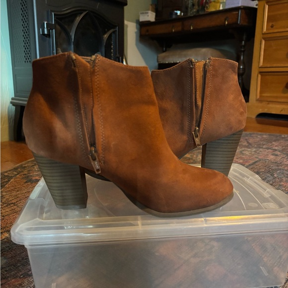 Old Navy Camel Heeled Ankle Boots Size 7 - Picture 3 of 9